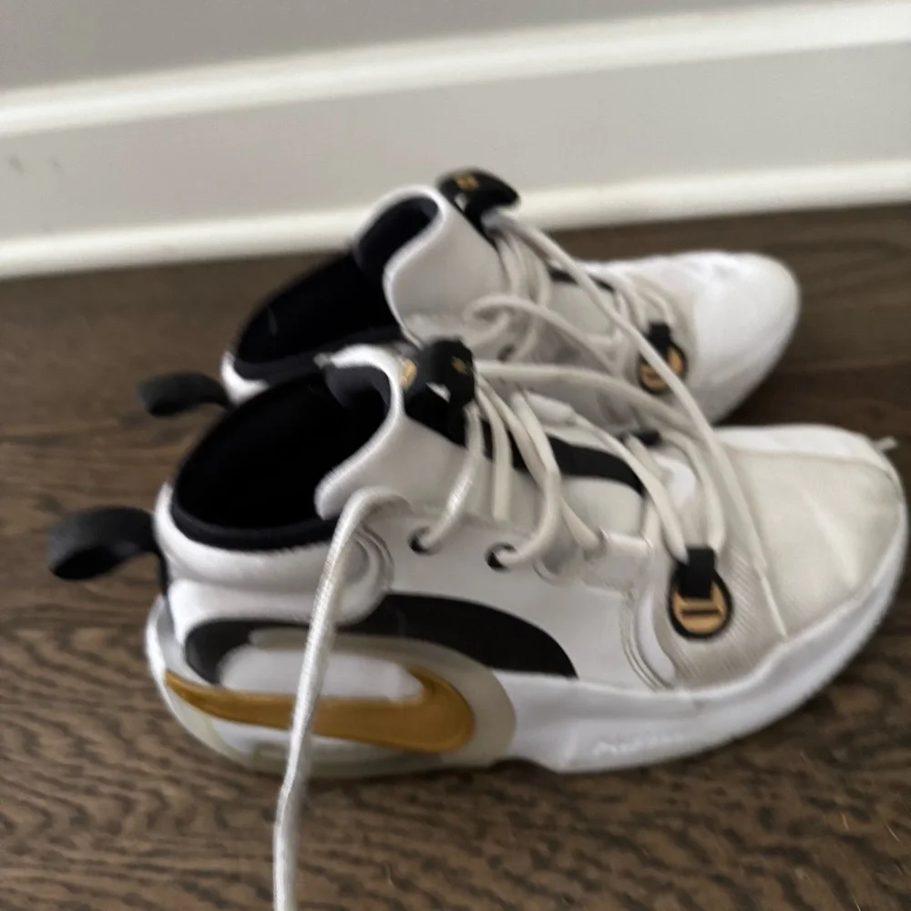Nike Air Zoom Crossover 2 White Metallic Gold size 6